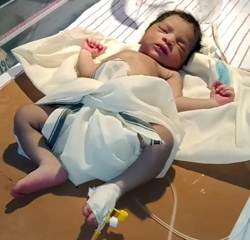  The girl baby was thrown-Parental abuse